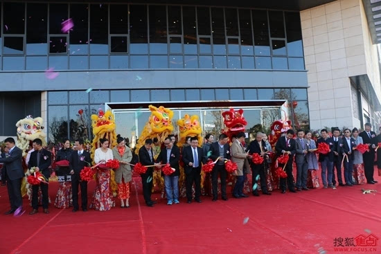 海伦城市广场今日开业南派舞狮梅花桩绝技引赞叹