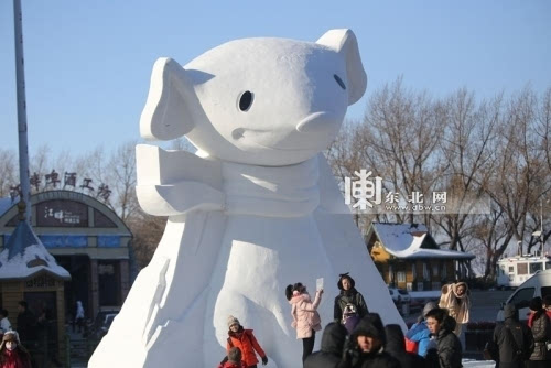 28日,哈尔滨市道里区中央大街上的巨型雪雕大白,北极熊等完工,造型"