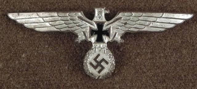 纳粹制服上,通常都会有展示纳粹的徽章纳粹日常制服,礼服采用收腰修身