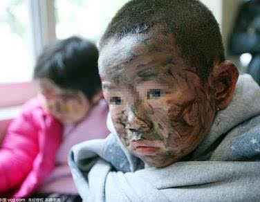 农村小孩表情包黑脸图片