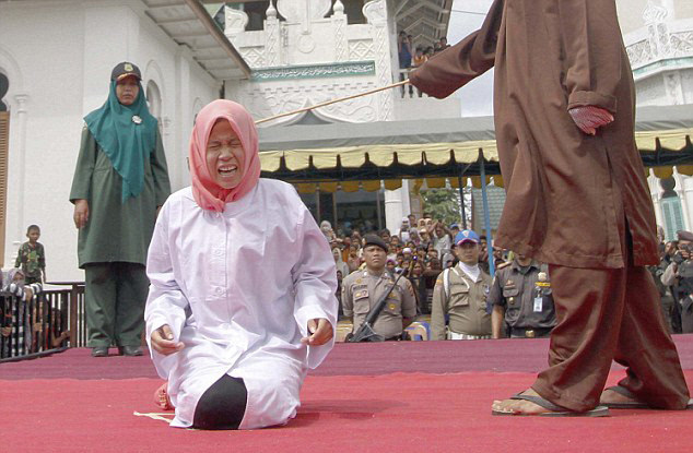 印尼女子亲近男大学生遭鞭刑