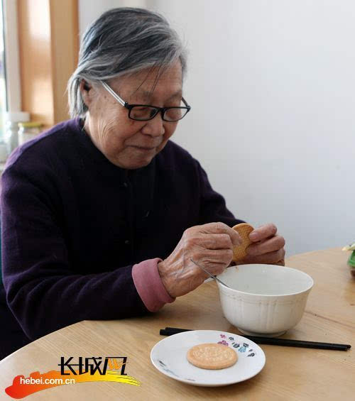 一杯牛奶,几块饼干便是孙书淳老人的简单的早点.