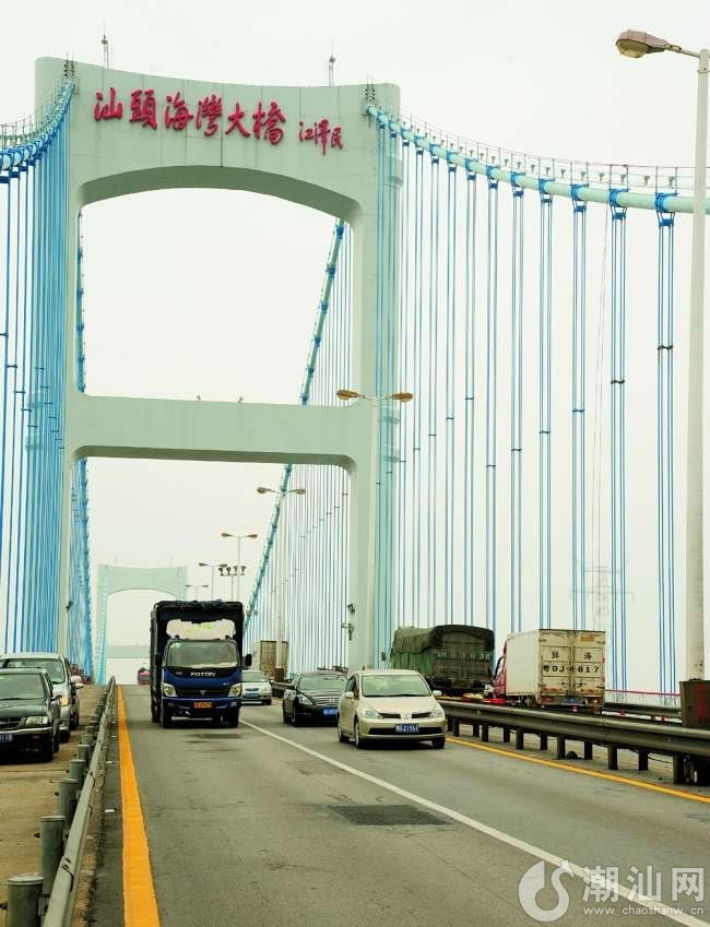 柯晓 摄本报讯 (记者李扬)经过248天的紧张施工,汕头海湾大桥吊索暨