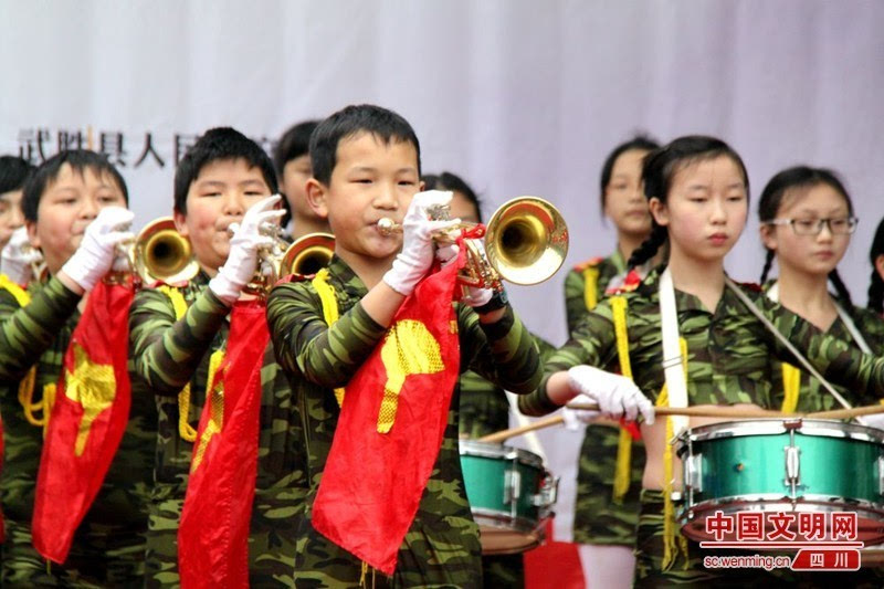 武胜县城南小学学生带来的《鼓号表演.