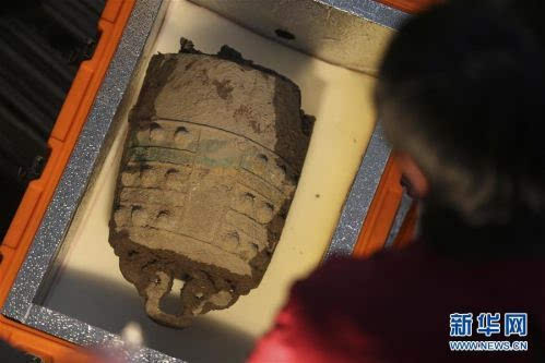 1月23日,在河南洛阳陆浑戎贵族墓发掘现场,工作人员对出土文物进行