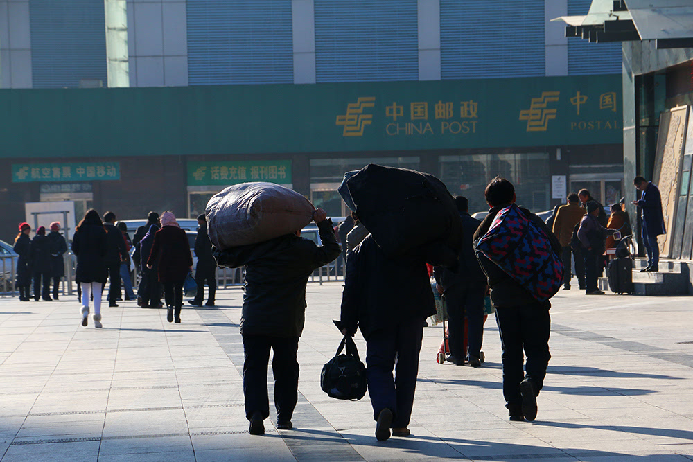 春运大幕拉起 带你看郑州火车站回家的背影