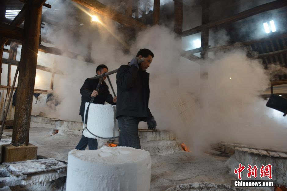 四川自贡保留千年手工制盐传统