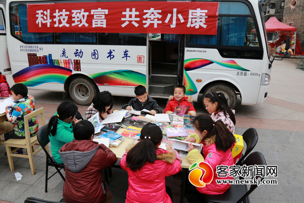 流动图书车开进乡村 群众书香中过大年(图)