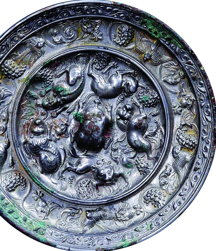 和日本等国家先后出土并发现了许多以瑞兽和葡萄为主要纹饰的唐代铜镜