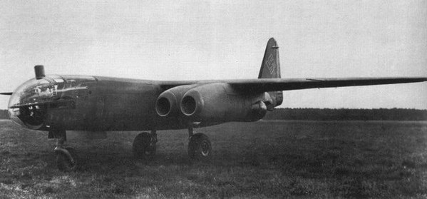 德国在二战后期研制了许多喷气式飞机,其中最为大家所熟知的就是me262