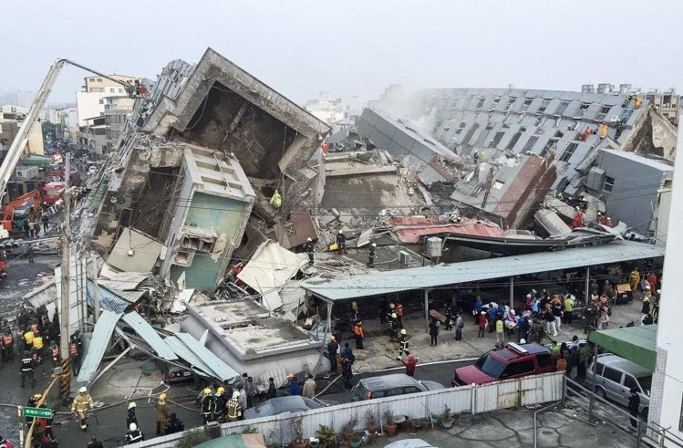 高雄地震已致2人死亡 消防员从断壁残垣中救出1岁幼童