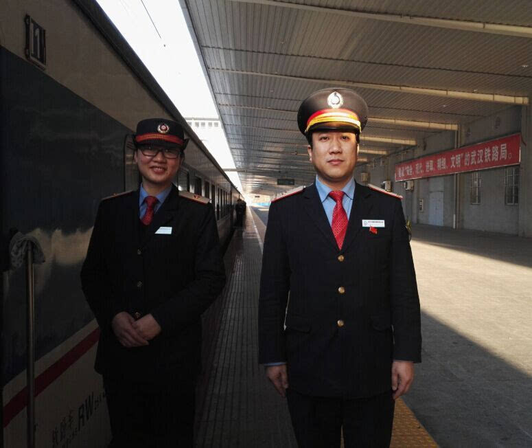 襄阳客运段担当的恩施至北京西的t50次第四组列车长姚伟,在工作中,在