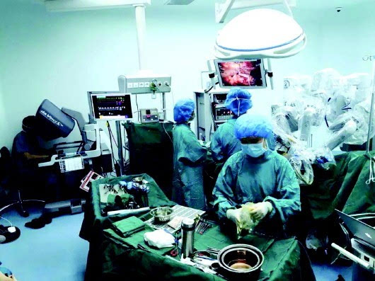 ◥医生正在操作机器人进行心脏搭桥手术