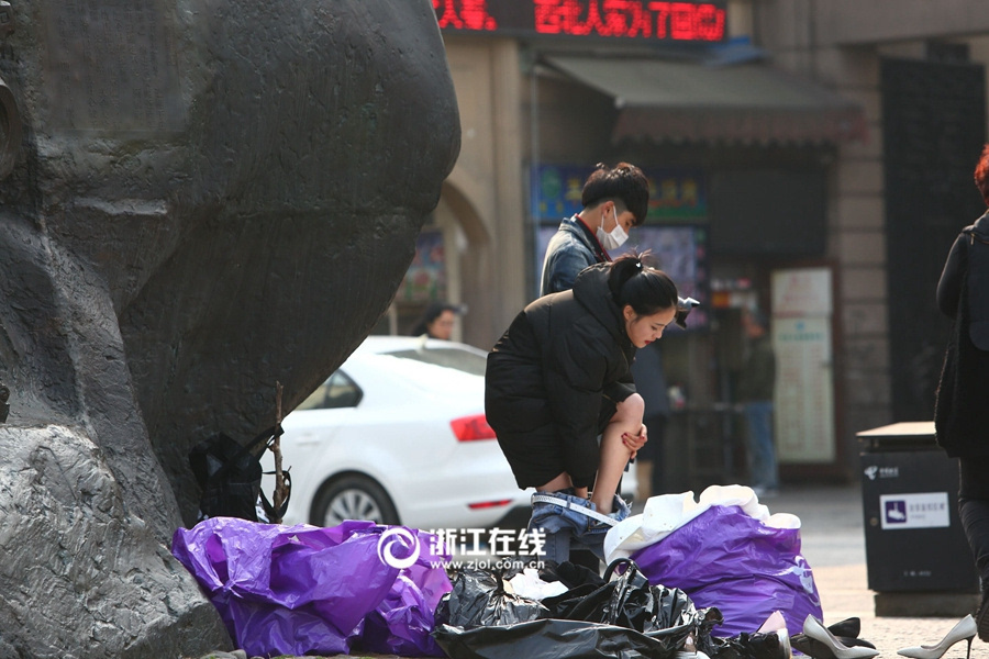 杭州网模拍摄样照美女当街脱裤换衣