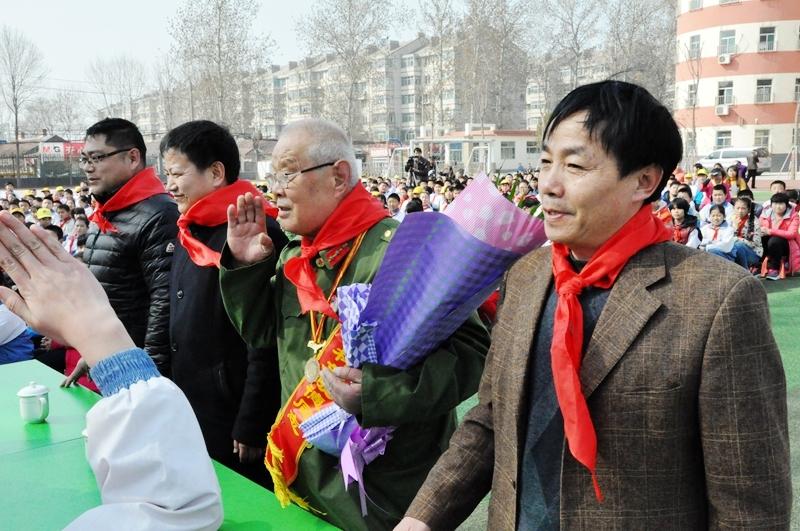 学雷锋榜样走成德之路白马山小学学雷锋月启动仪式