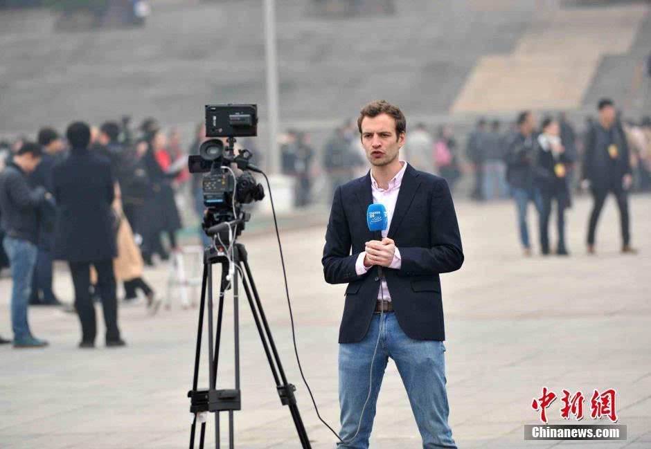 一位外国记者在会场外做直播 中新社记者 王东明 摄