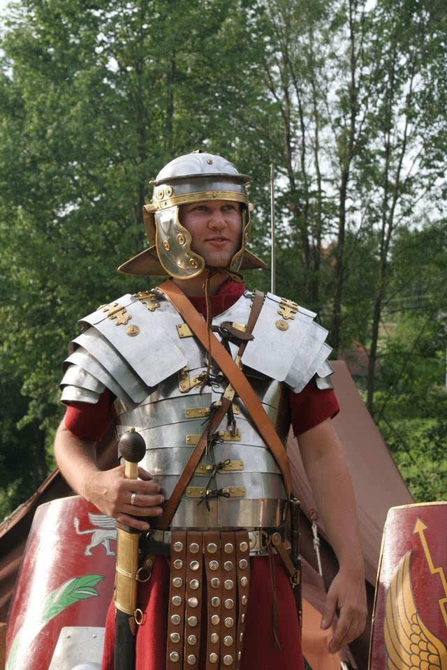 戴面具的罗马骑士 由于罗马人还没有发明马镫,所以骑兵并非战场主力