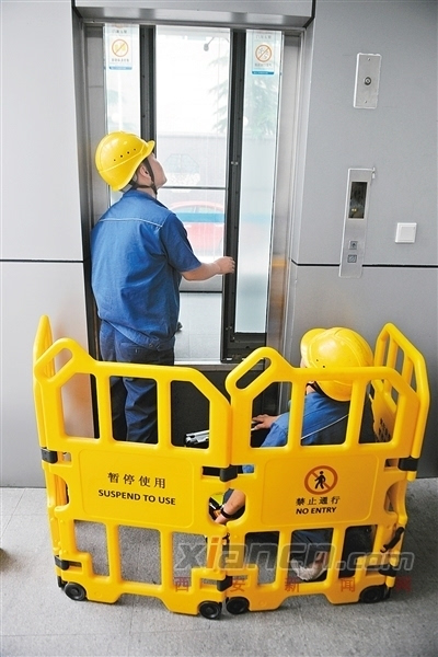 技术人员在检修电梯(资料图片) 记者 张宇明 摄
