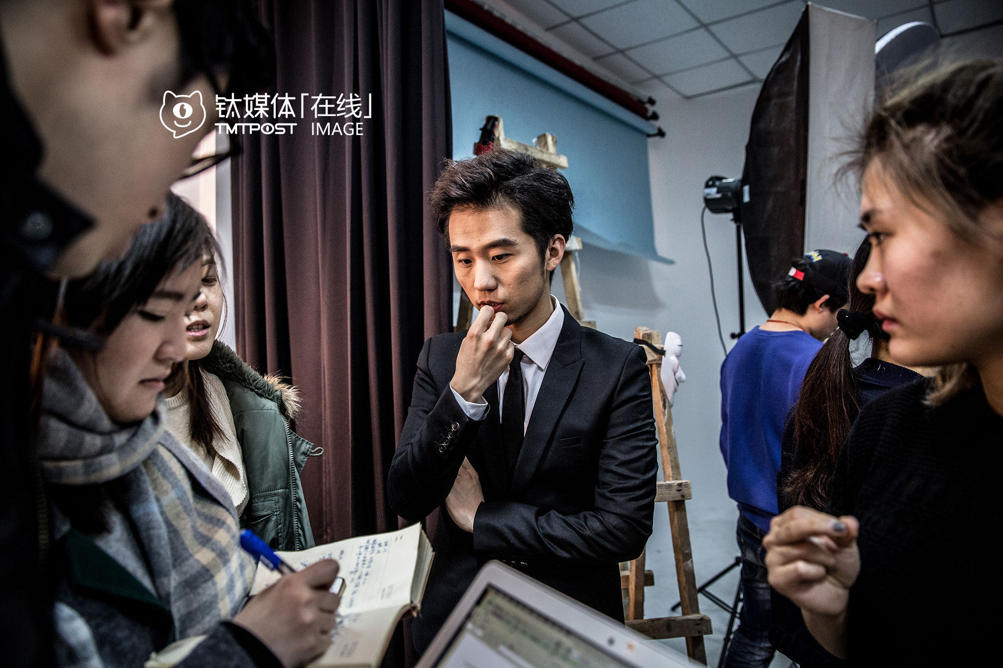 3月9日上午,万合天宜化妆间,《报告老板》第二季演员刘浩(小爱)和柯达
