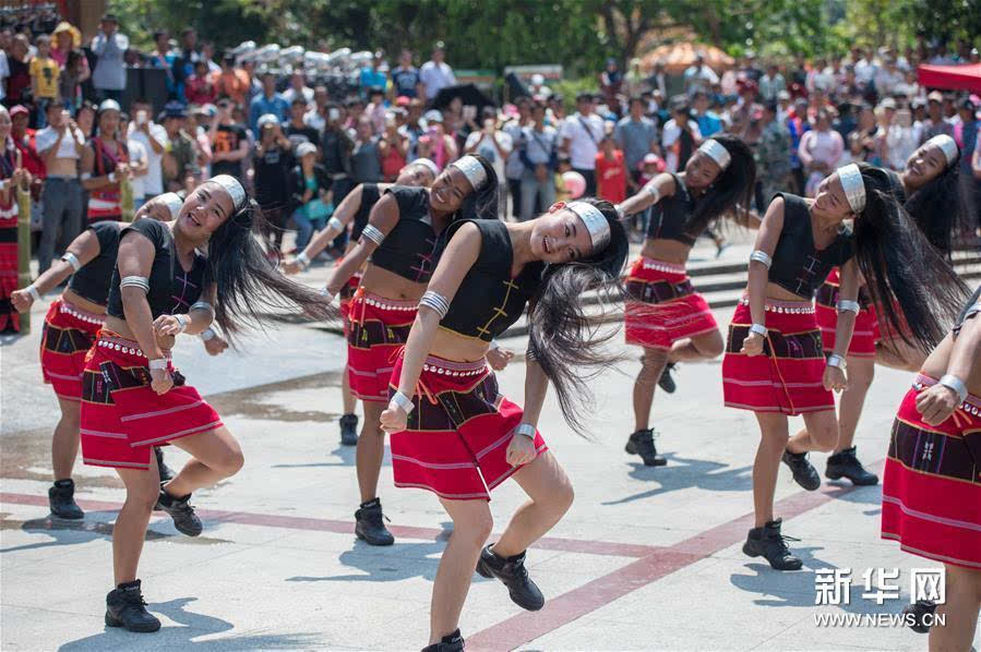 (1)4月11日,在云南西盟县勐梭镇,佤族姑娘表演甩发舞庆祝木鼓节开幕
