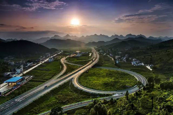 美丽的黔北民居散落在高速公路沿线,别有一番景致