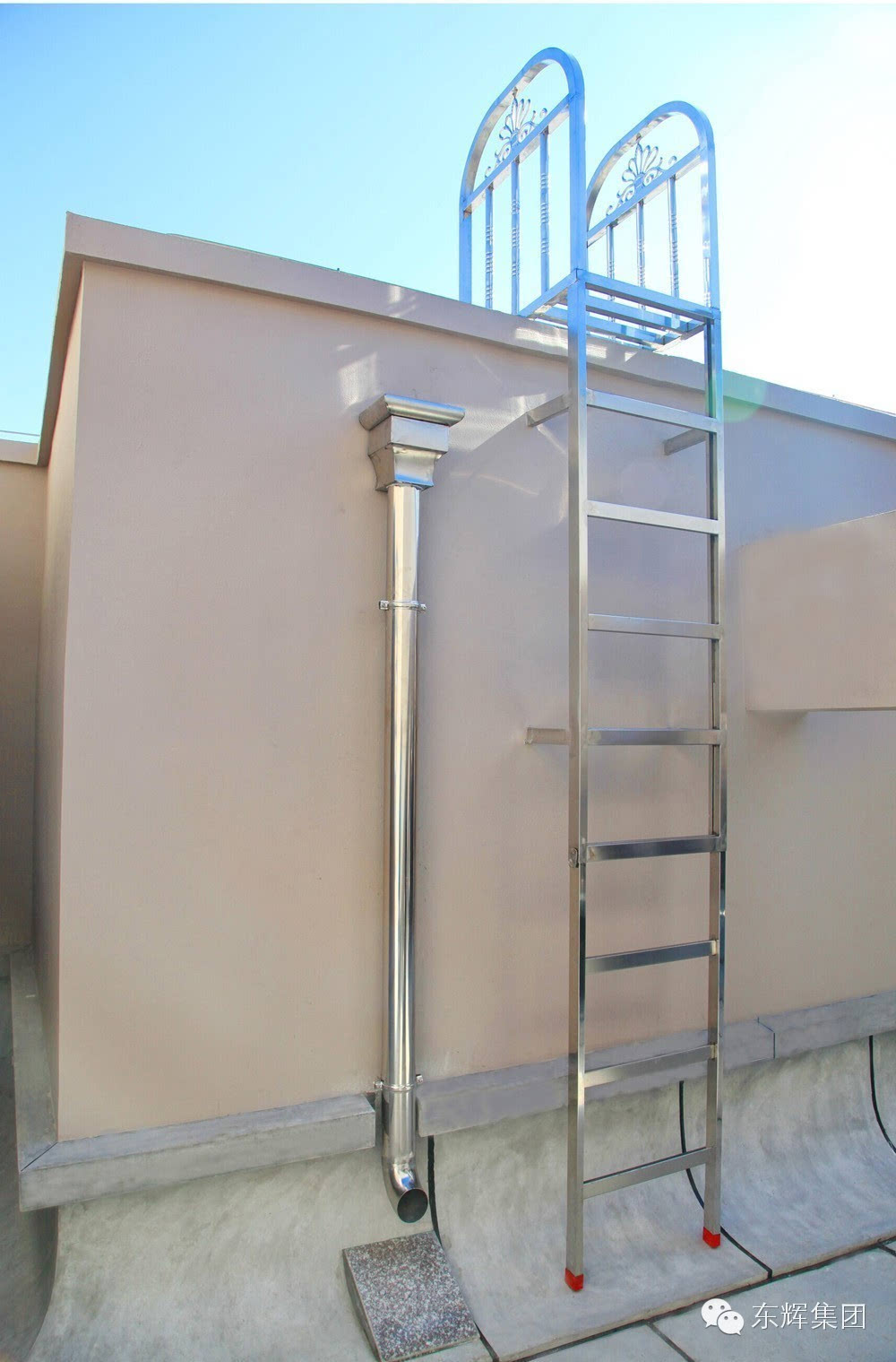 屋面机房层可伸缩式不锈钢爬梯效果屋面女儿墙排水口效果屋面墙面分格