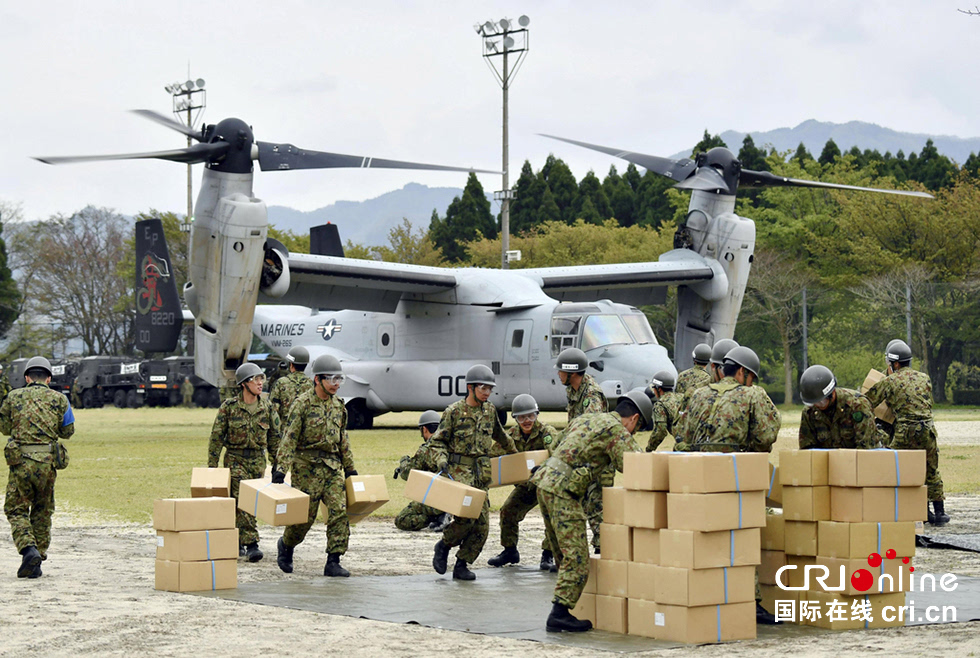 美军4架鱼鹰直升机投入日本救灾