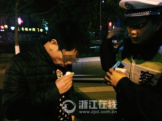 杭州交警对涉嫌毒驾的司机进行拦截检查(资料图片)