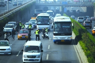 京b闯四环京a进主路 交警40分钟查处20多辆摩托车