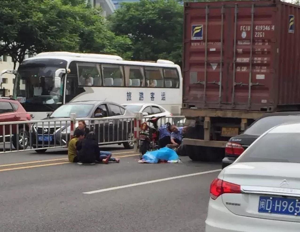 廈門慘烈車禍,小女孩命喪上學路 電動車!大貨車!