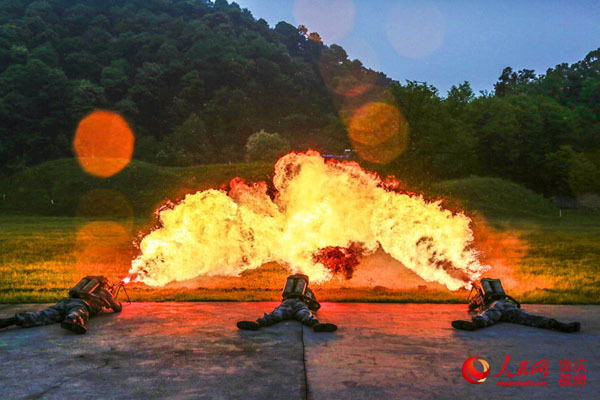陆军喷火兵训练画面:火焰遇障碍物自行拐弯