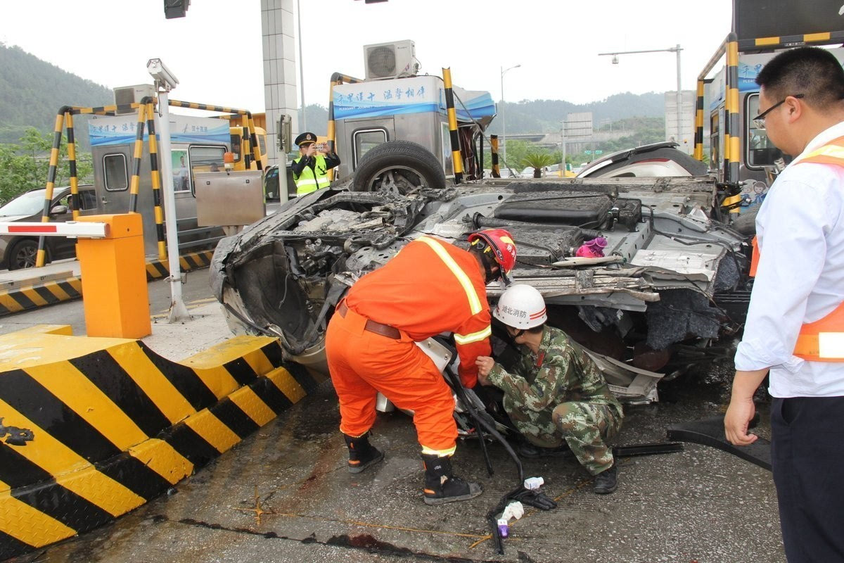 4月20日下午15时56分,湖北十堰市郧阳区柳陂高速路出站口,一辆suv