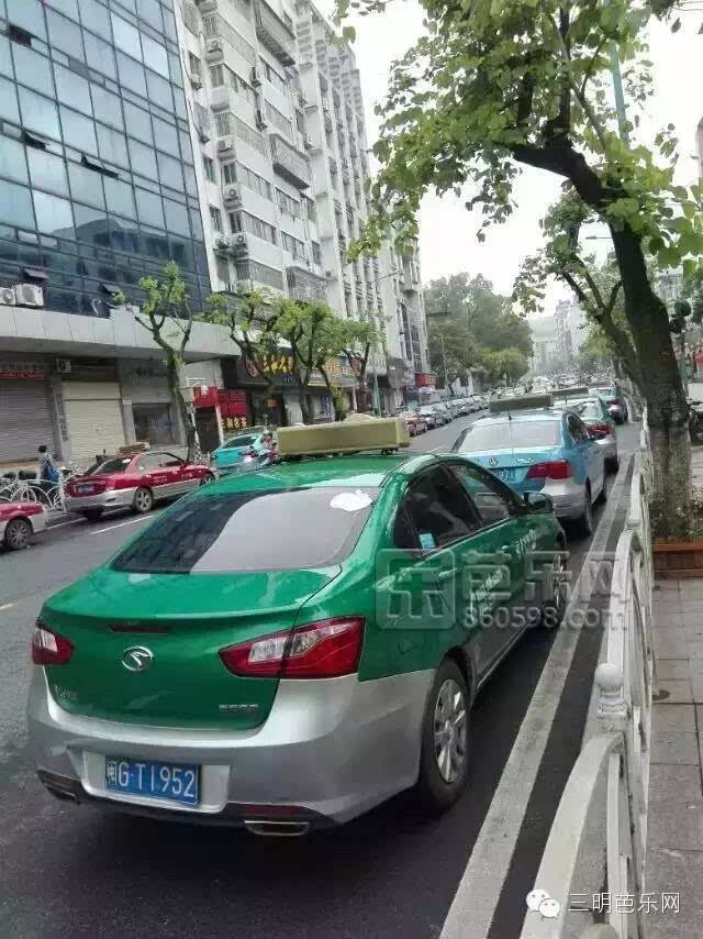 道路两旁停满出租车,排成长队,一直到市委和一路那边,究竟发生什么了