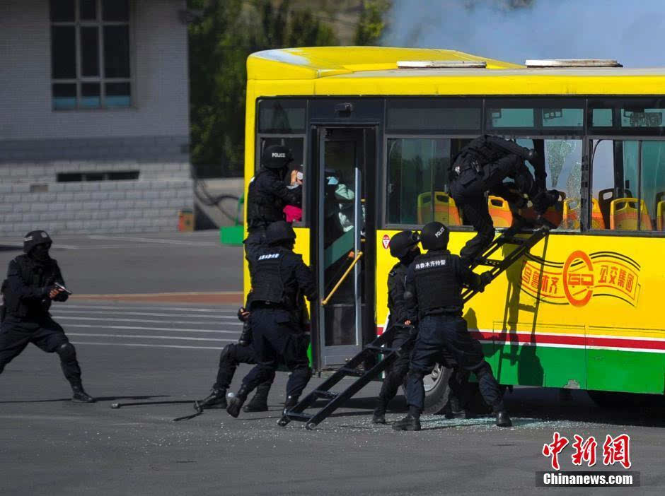 4月28日,新疆乌鲁木齐市公安局特警八支队飞虎突击队着眼警务实战需要