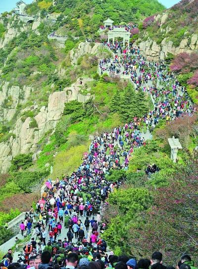 泰山观人山,西湖看人海,北京八达岭长城密密麻麻全是人……五一