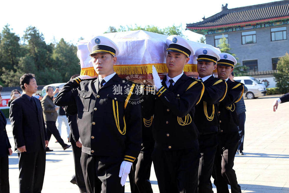 梅葆玖追悼会今日举行 弟子跪地痛哭送梅先生