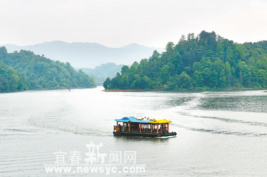 5月1日,袁州区飞剑潭水库景区,满载着游客的游船在山水间穿行