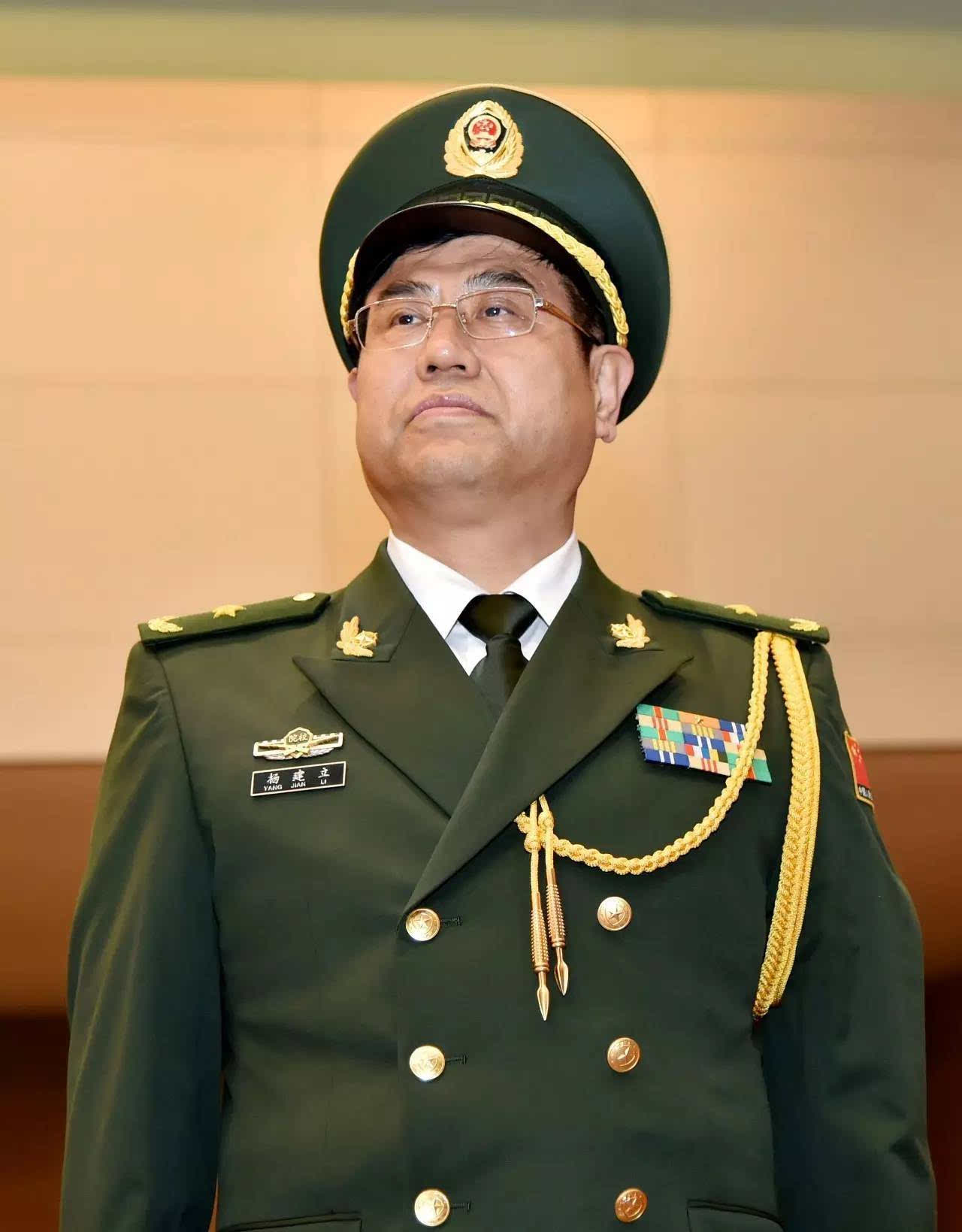 武警政治学院政委 杨建立授衔仪式现场武警部队领导和新晋升的将官们