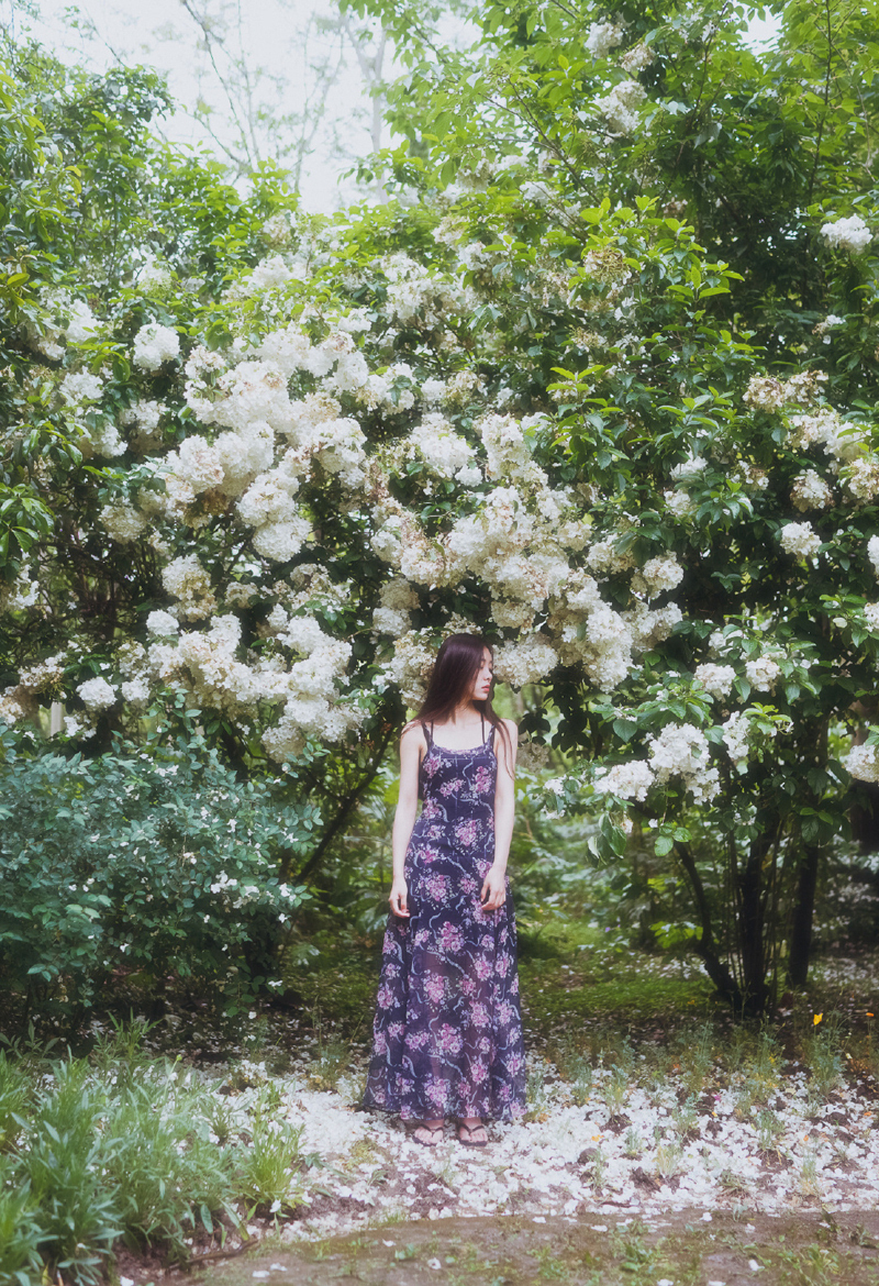 气质少女花丛吊带长裙意境写真