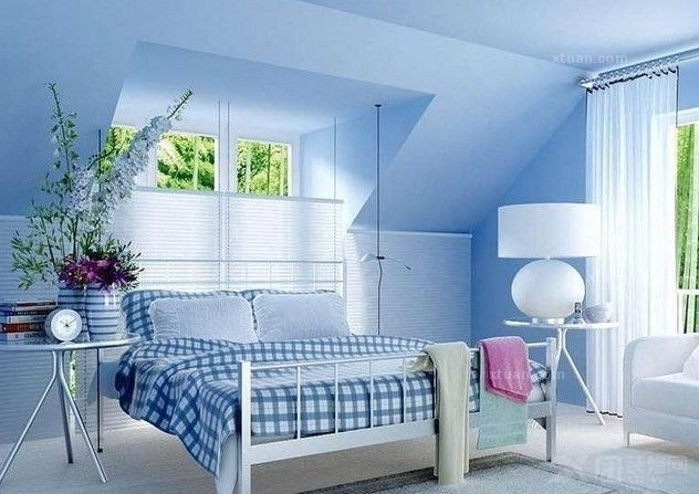 粉蓝色墙面小贴士:黑白灰色系的卧室虽然在视觉上是比较平和的,但是偏