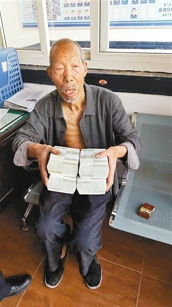 83岁拾荒老人垃圾桶里捡到四千元 委托民警找失主