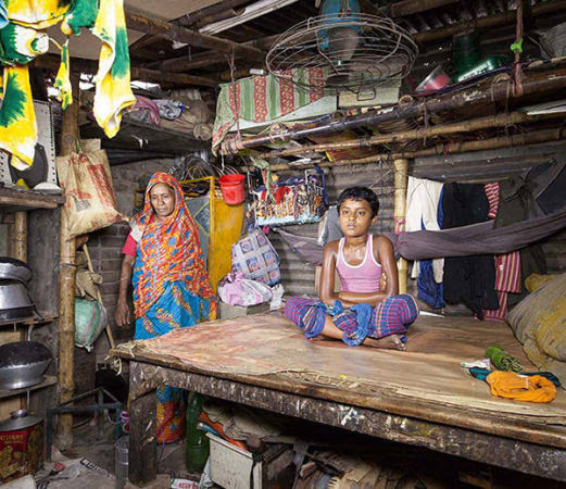 孟加拉贫民窟:一家6口蜗居10平陋室 没任何家电