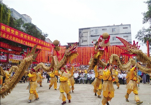 "那"文化旅游节正在上演 10万游客现场体验