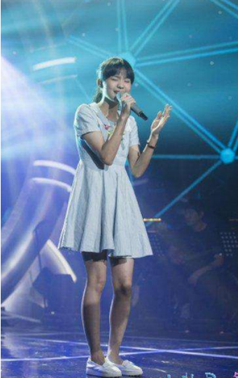 谭茜,女,2001年7月20日出生在重庆,是中国新声代第三季的新成员