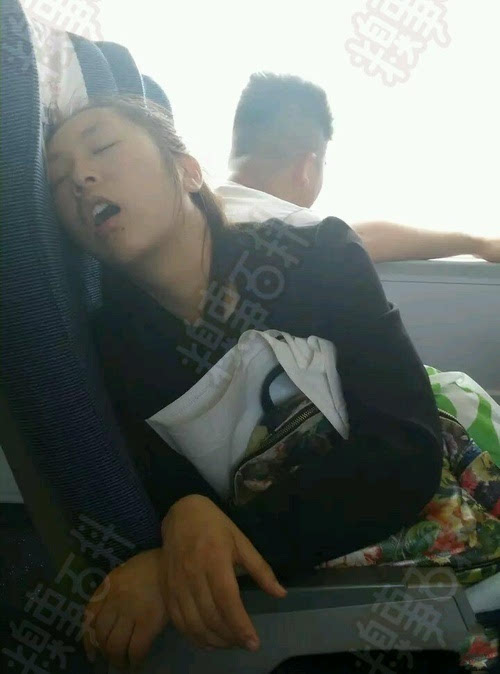 火车上的美女睡姿图片