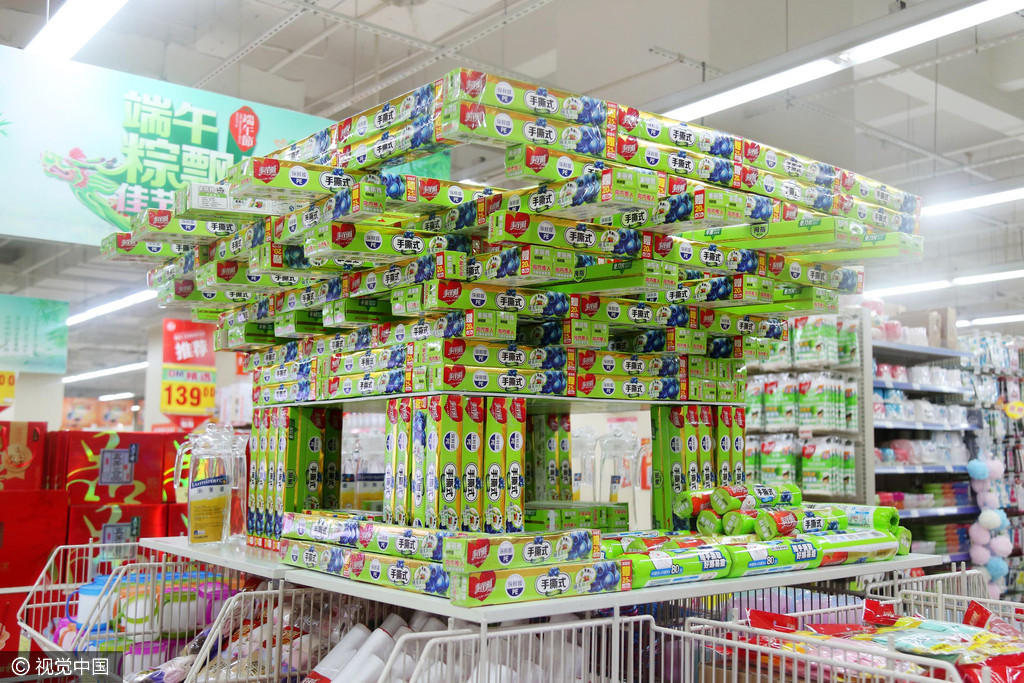 图为超市工作人员用保鲜膜搭建的中国馆