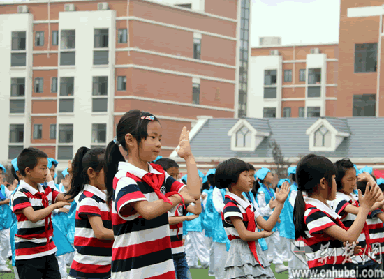 小学生摆手舞图片