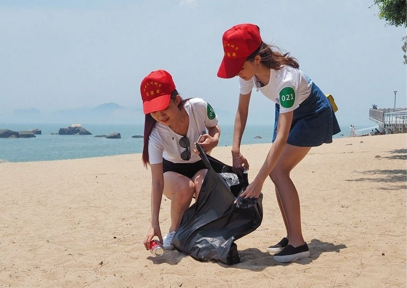 位厦门最强校花集结在第五中学操场,集体宣誓自愿成为美丽心灵志愿者