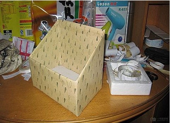 本文拟此为题,简介两款手工制作收纳盒方法,看看旧纸盒披上花外衣后