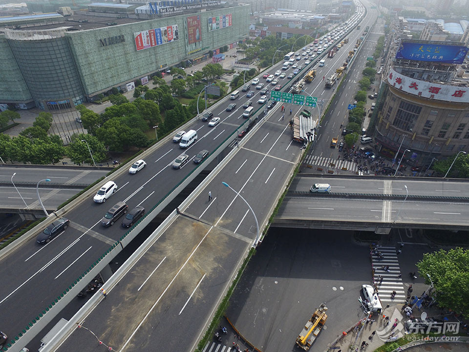 上海中環線被大貨車壓壞車禍現場航拍照組圖